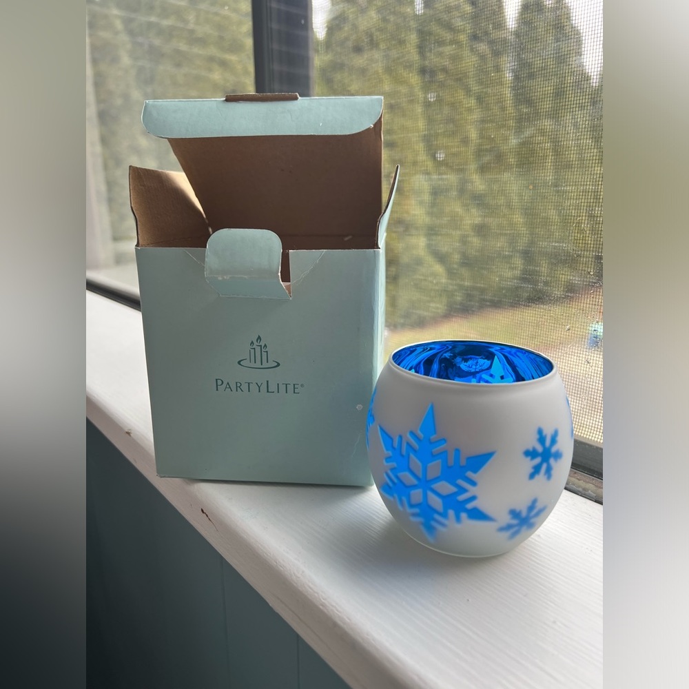 PARTYLITE NIB Snowflake Tealight Holder White Blue Christmas Holiday Season Snow